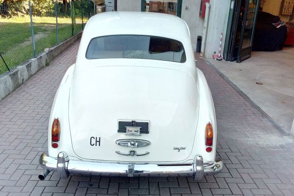 roll-royce-silver-cluod-3-4C0FD5EFA-B1A8-3970-226D-71252F58C483.jpg