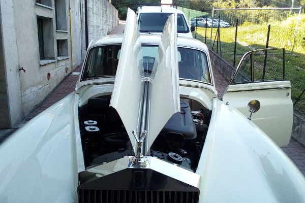 roll-royce-silver-cluod-3-112573E10C0-4545-5F40-8D1F-6FDEE6016040.jpg